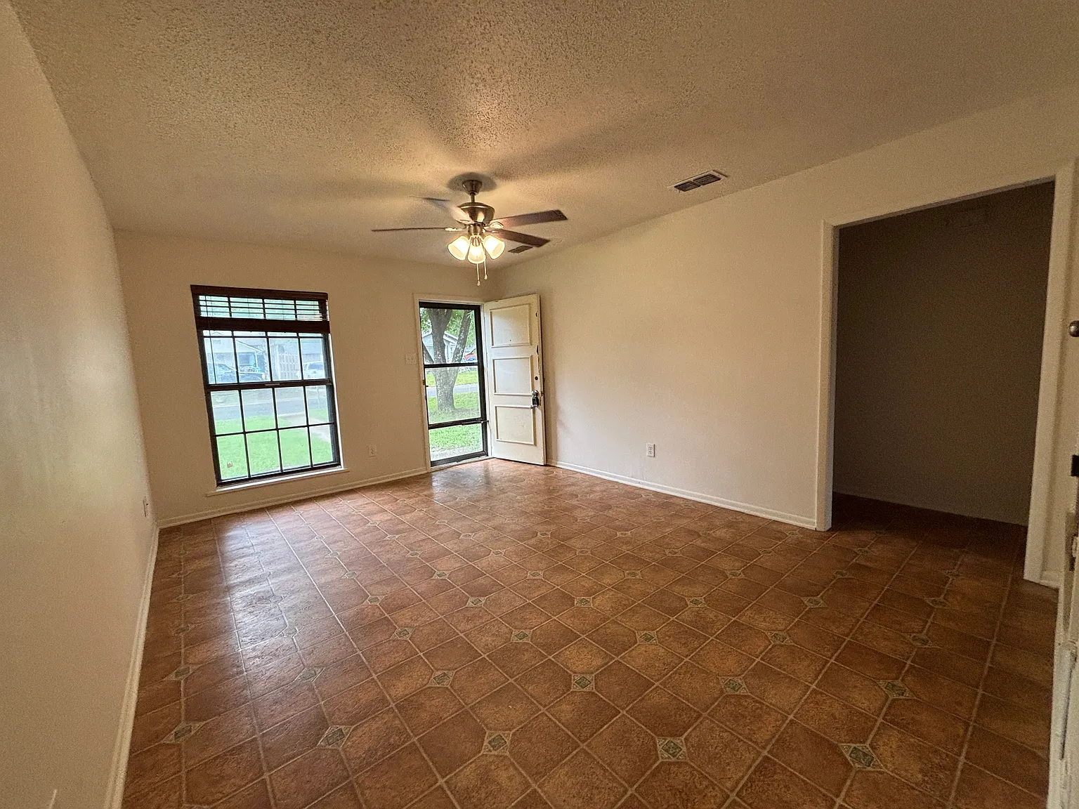 3 bed, 1.5 bath, $1,400 — Photo 3
