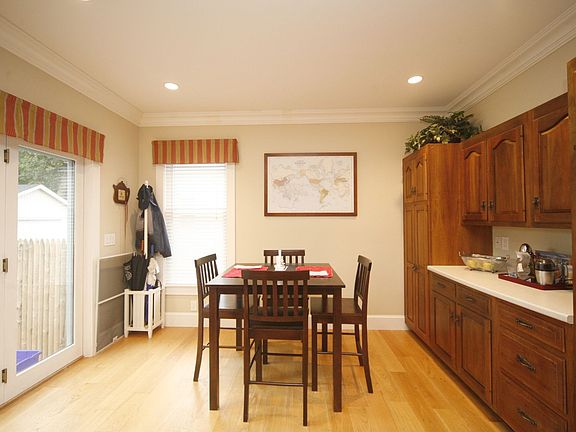 Kitchen dining area