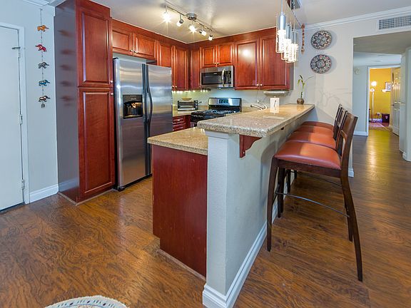 3rd image of 5550 Owensmouth Ave APT 109