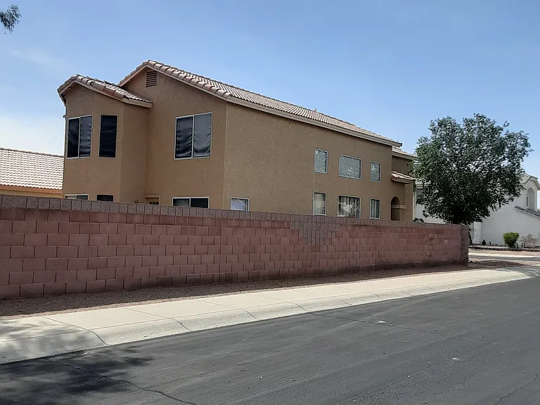 Thank you for viewing the photos of our property . 
Please ,contact the Landlord and make the appointment to view in person .
The house is immediatly ready to move in and direct process with Landlord is very fast . Thank you !