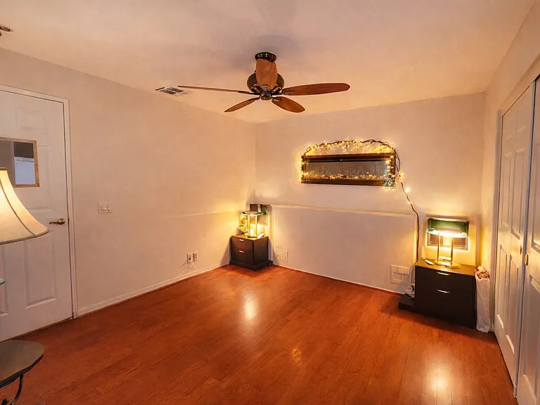 Second bedroom with entrance to the pool without furniture
