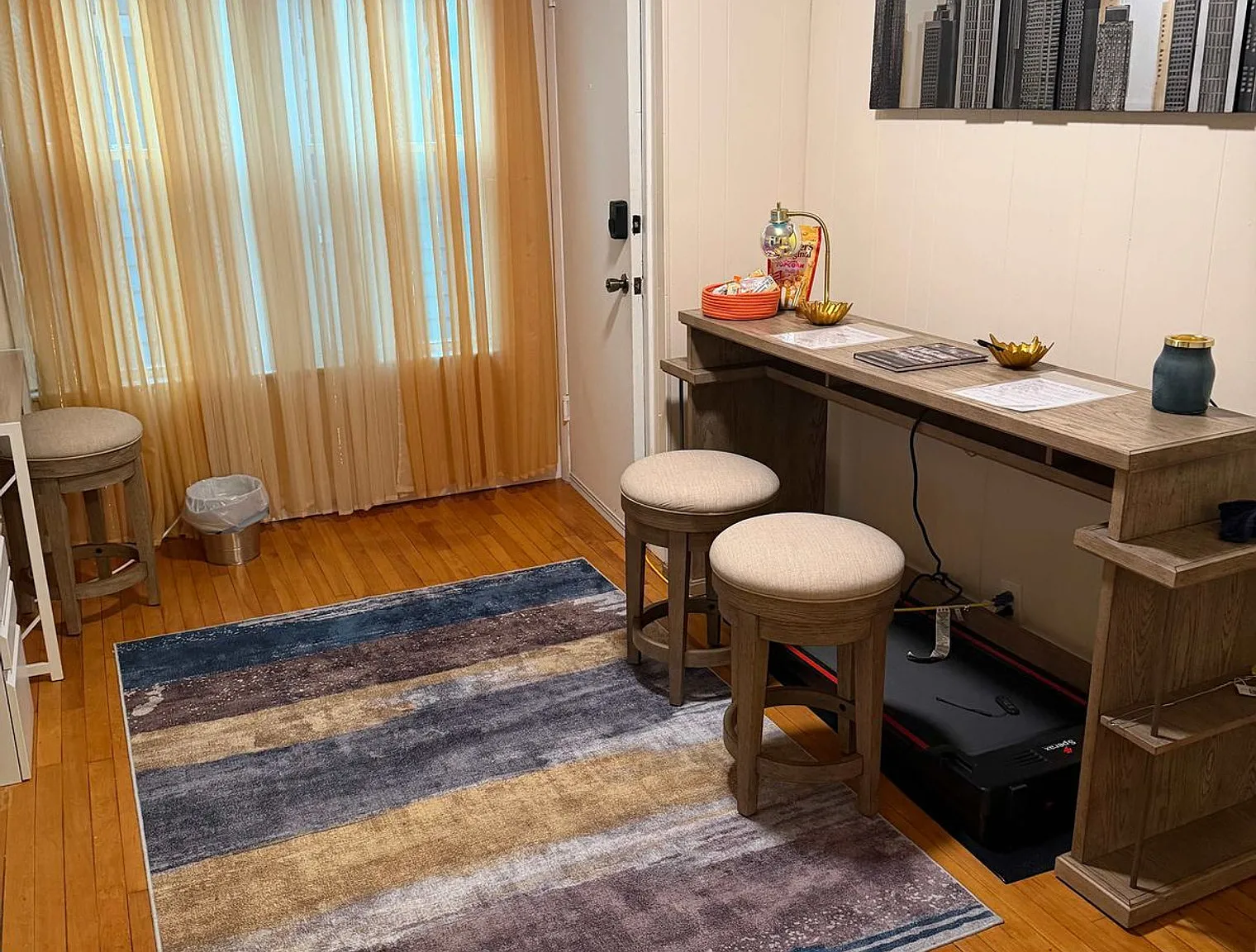 2 bed, 1.0 bath, $4,042 — Photo 2