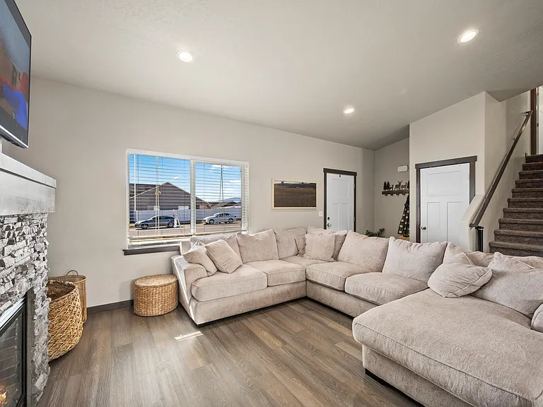 12750 N Cavanaugh Dr — Photo 2
