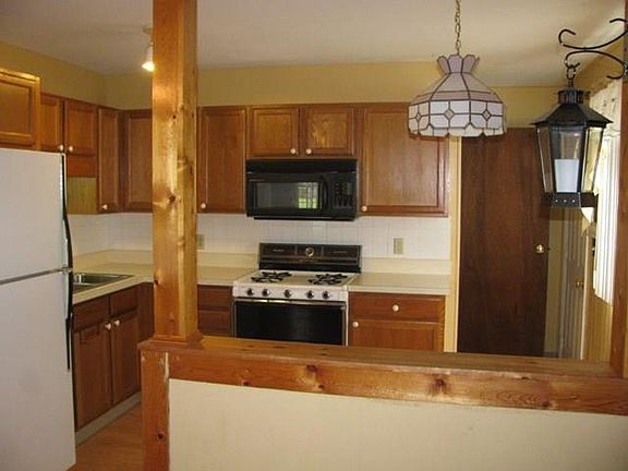 3rd image of 16 Parker Dr