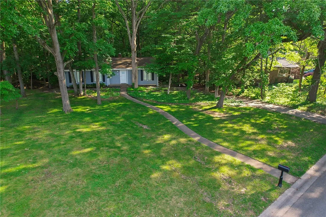 28 Lakeshore Dr photo 1