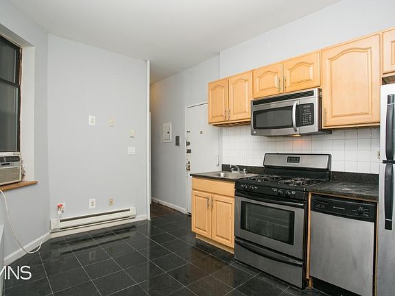 3rd image of 318 W 49th St APT 2RE
