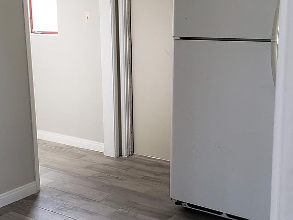 2nd image of 4358 1/2 Altadena Ave