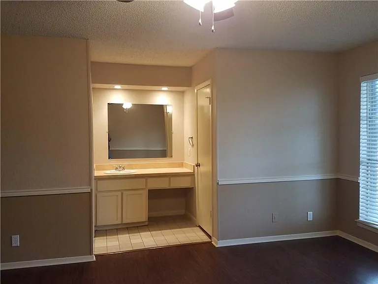 6919 W Cleburne Rd — Photo 5