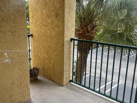 4th image of 927 Riverside Dr APT 320