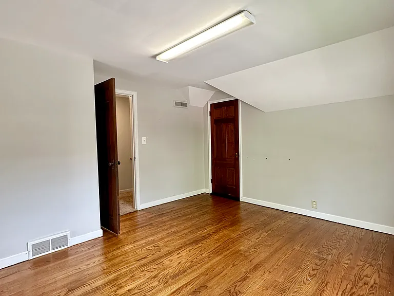 932 Robinson St — Photo 16
