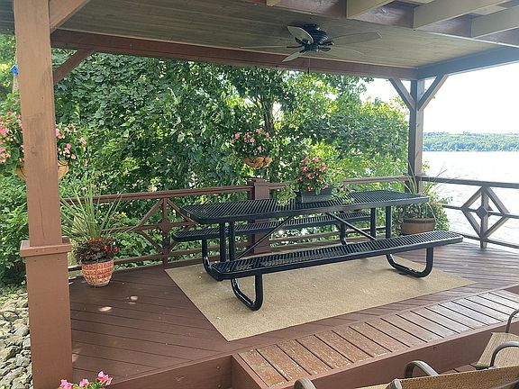 Deck Picnic/Eating Area
