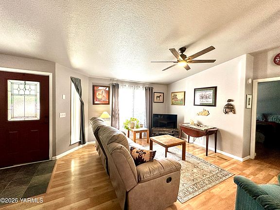 3rd image of 30 Golden Ln