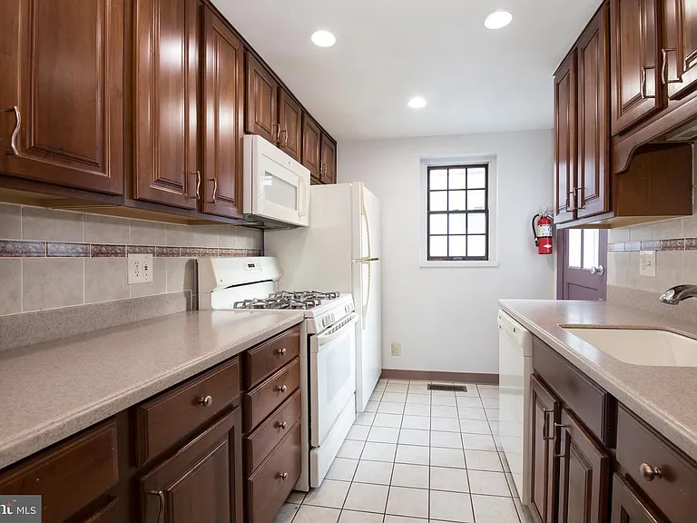2430 Perot St — Photo 3