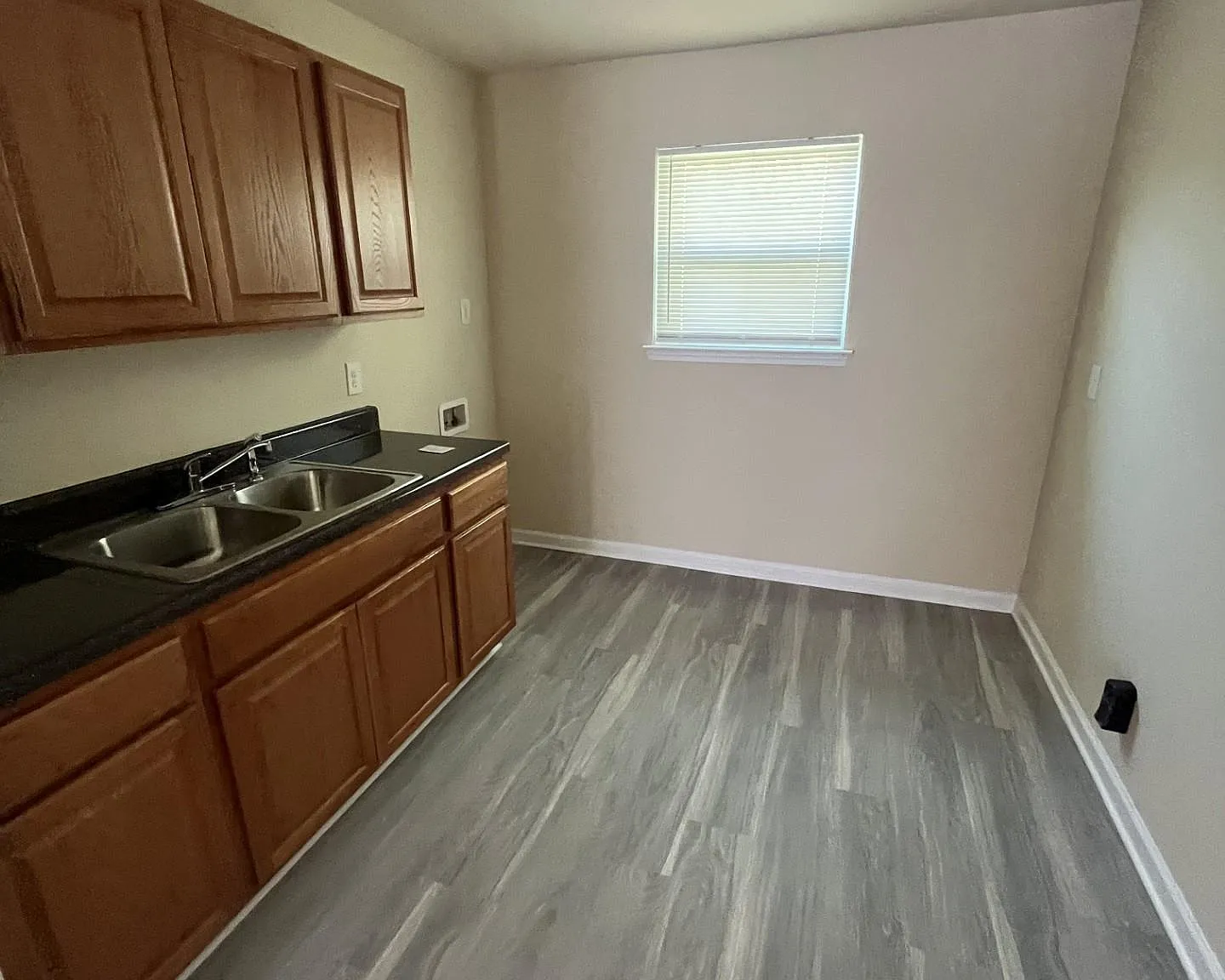 2 bed, 1.0 bath, $595 — Photo 4