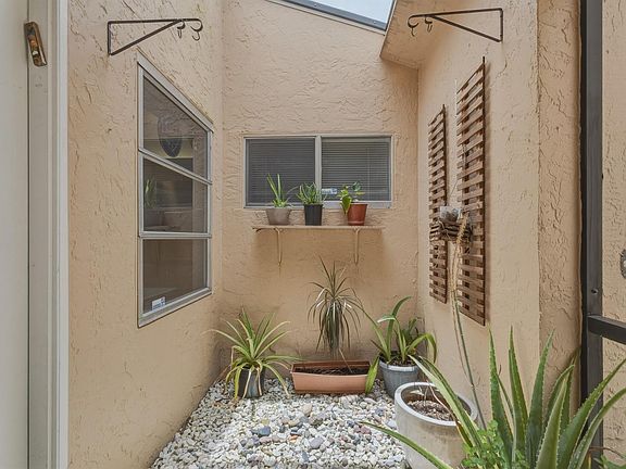 3rd image of 8128 Summerbreeze Ln