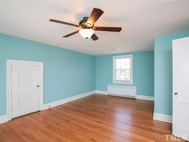 Very spacious room on 2nd floor measures ~20x15