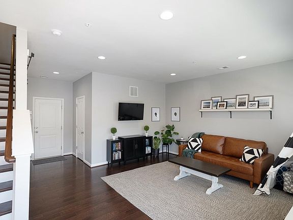 4th image of 13733 Petrel St