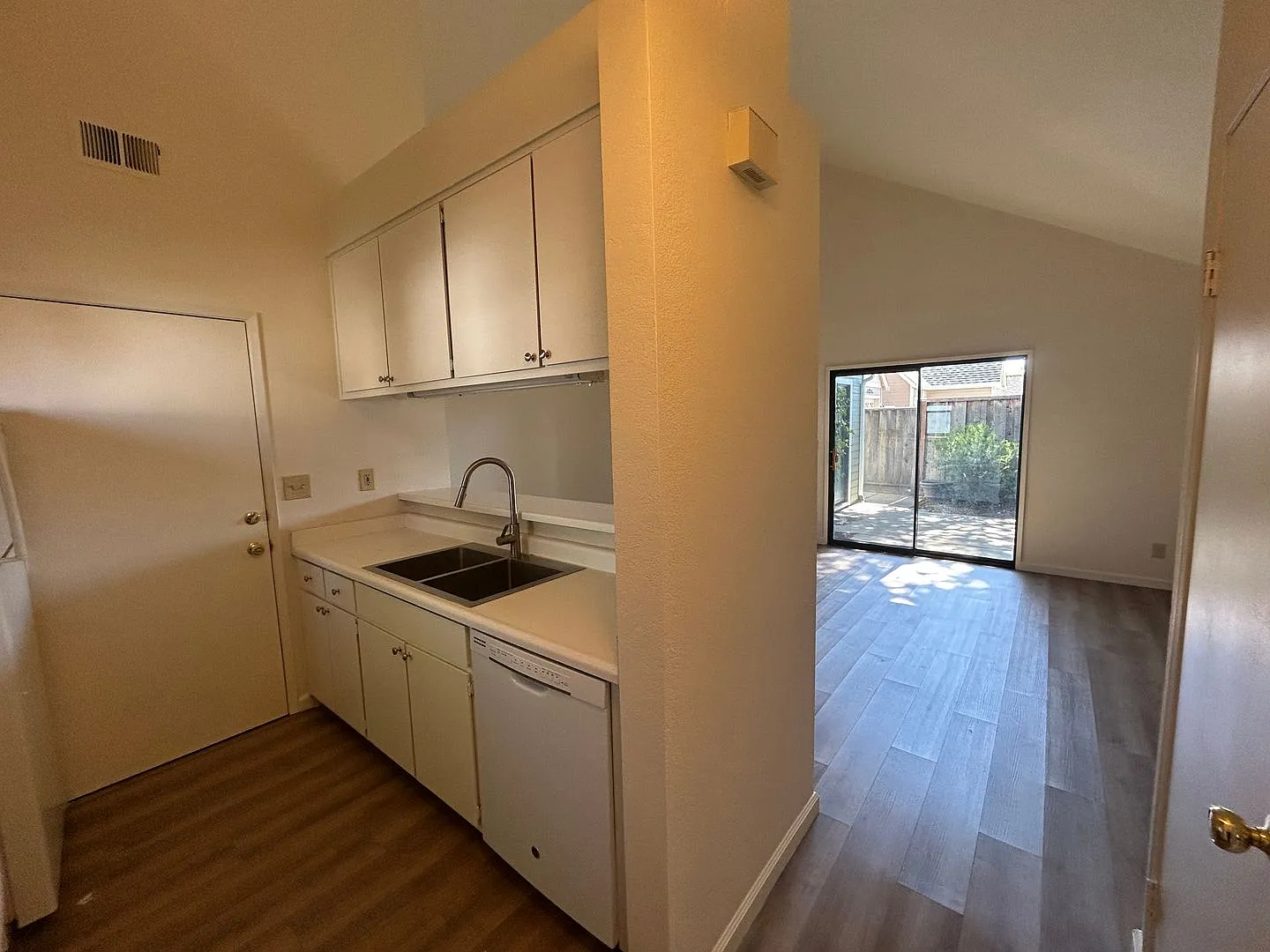 Adorable 1 Bedroom Home in 55+ Cottage Green Community! — Photo 3