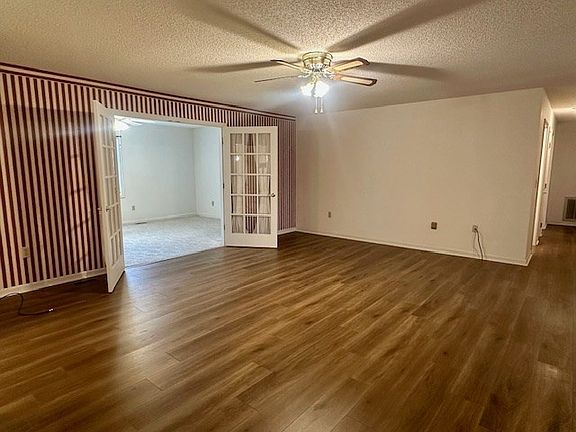 5th image of 624 Prince Phillip Way
