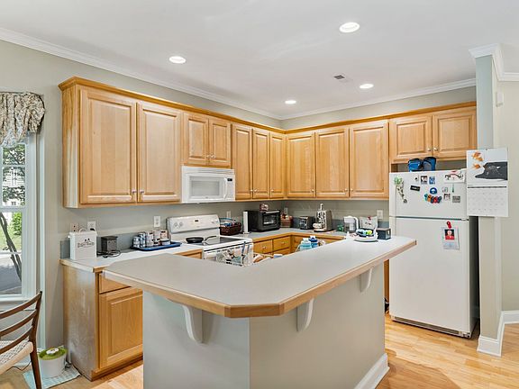 4th image of 902 Quiet Woods Pl