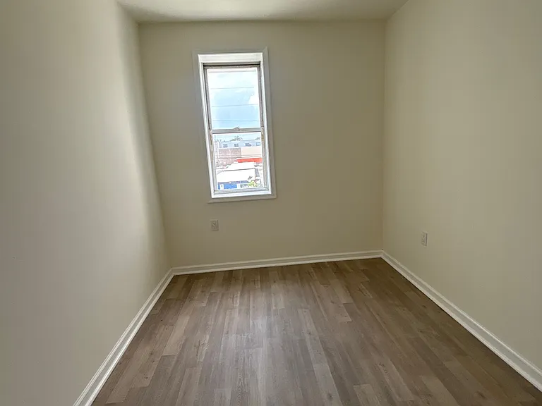 6125 Glenmore Ave — Photo 11