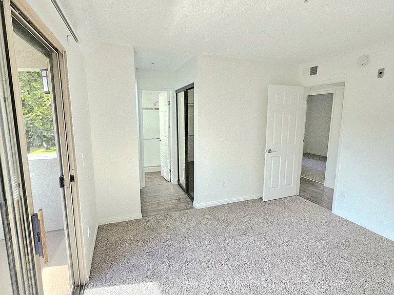 Yorktown Apartments — Photo 13