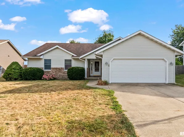 448 Wintergreen Dr, Chatham, IL 62629