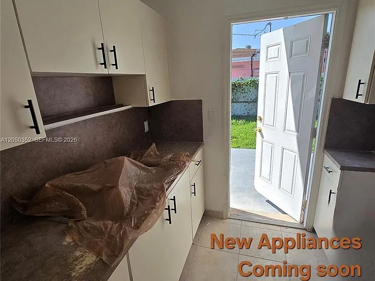 724 SW 7th Ter #12 — Photo 8
