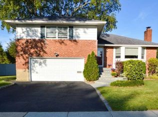 34 Stuart Dr, Syosset, NY 11791