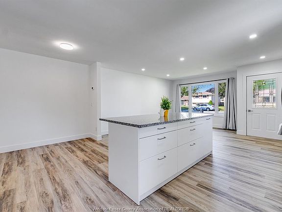 2nd image of 6 Marlene Cres