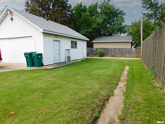 4th image of 1923 W Moss Ave