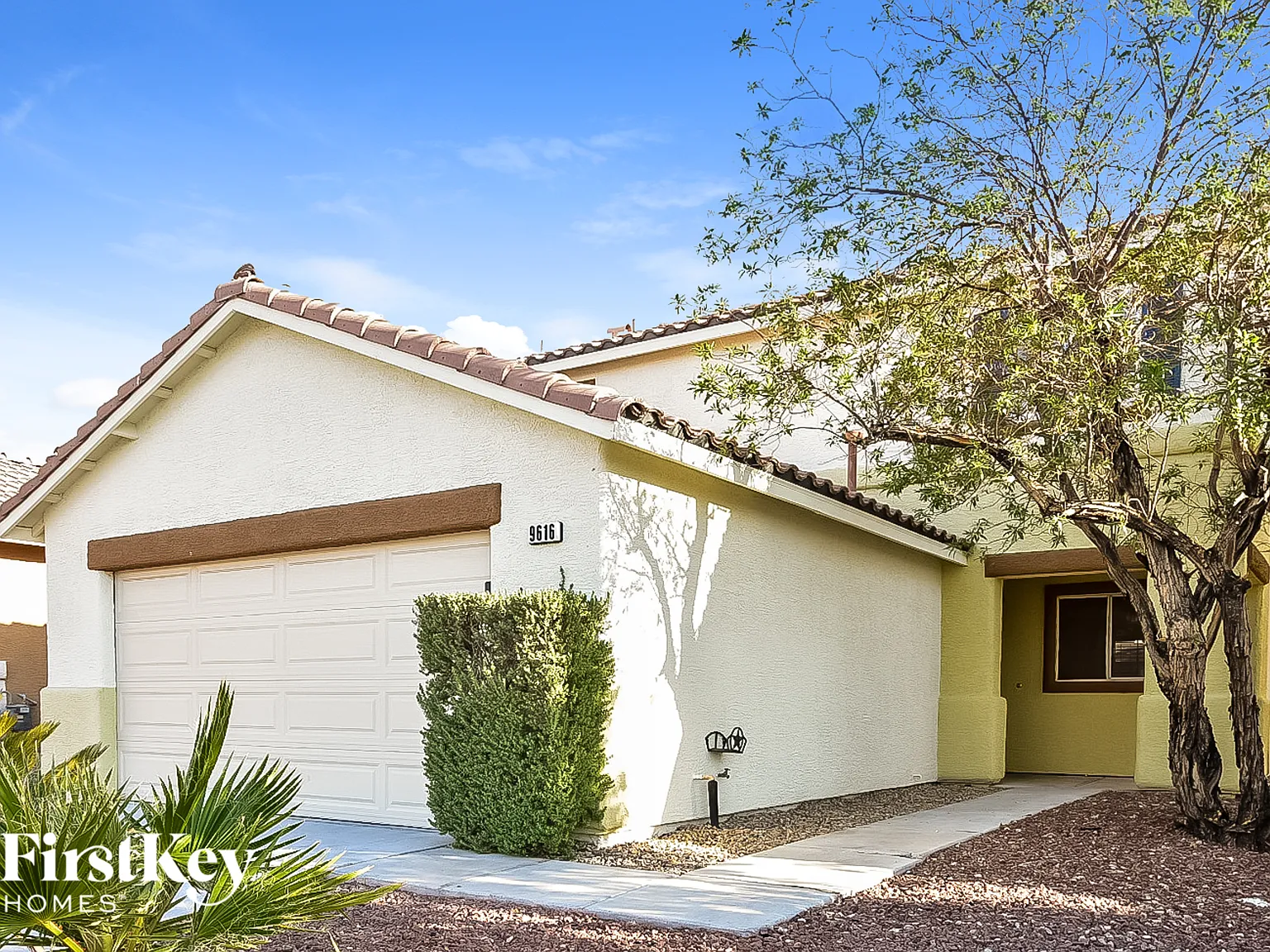 3 bed, 2.5 bath, 1674 sqft, $2,285 — Photo 2