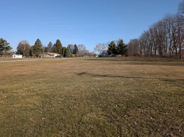 Woodland Dr, Dowagiac, MI 49047