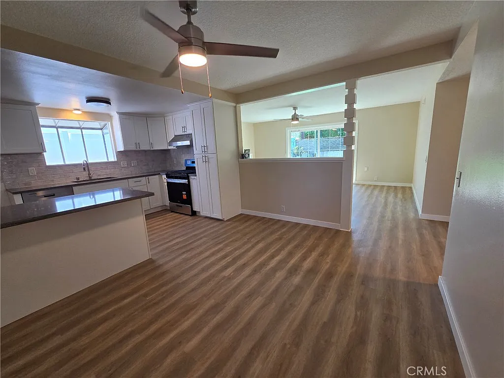 3 bed, 1302 sqft, $4,900 — Photo 3