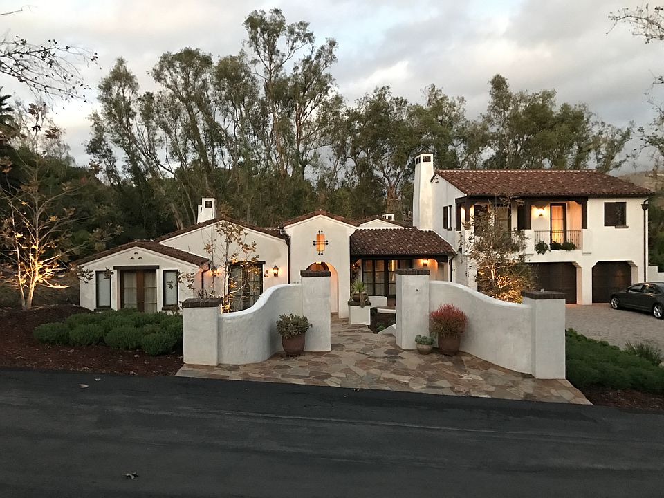 2nd image of 1921 Holly Tree Ln