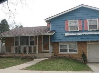 1373 Blackhawk Dr, Elgin, IL 60120