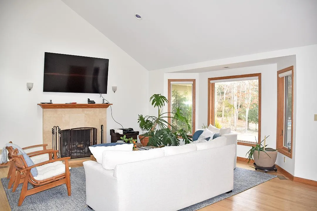 Quogue Fall 2025 3 Brs 1 Level Views! Off Season — Photo 4