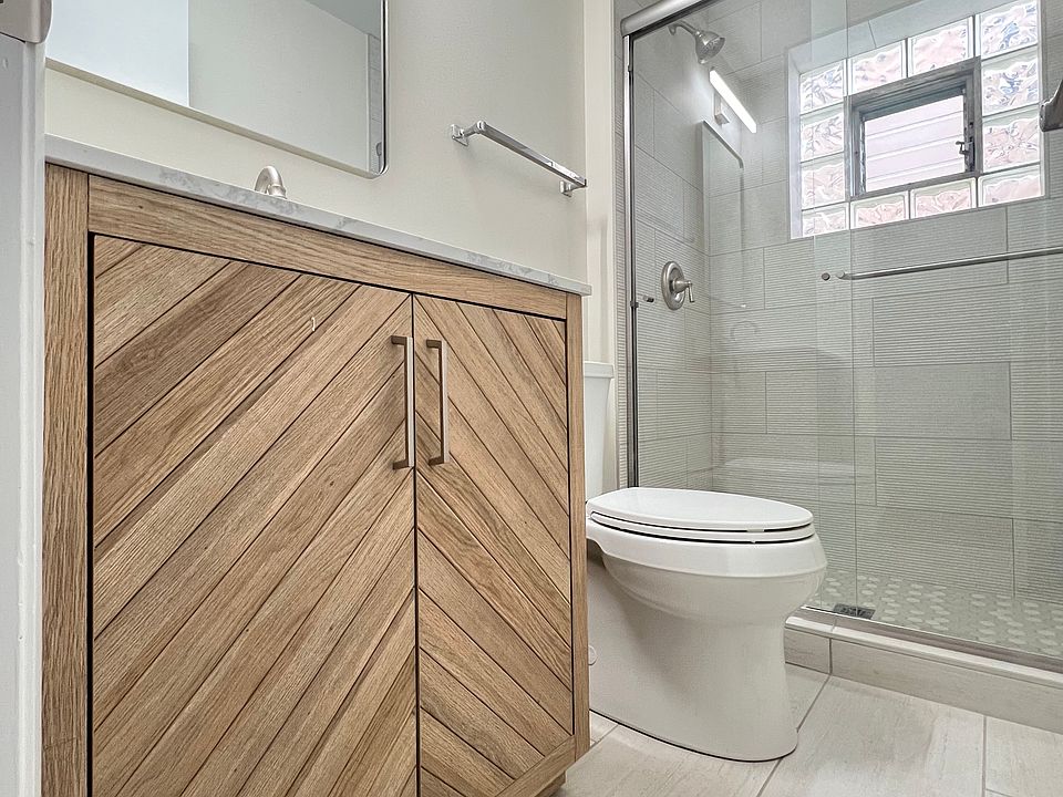 1st image of 760 Holiday Ln #1