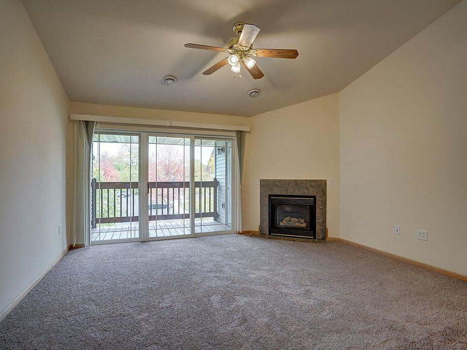 Gas FP in Living Room, Vaulted ceilings