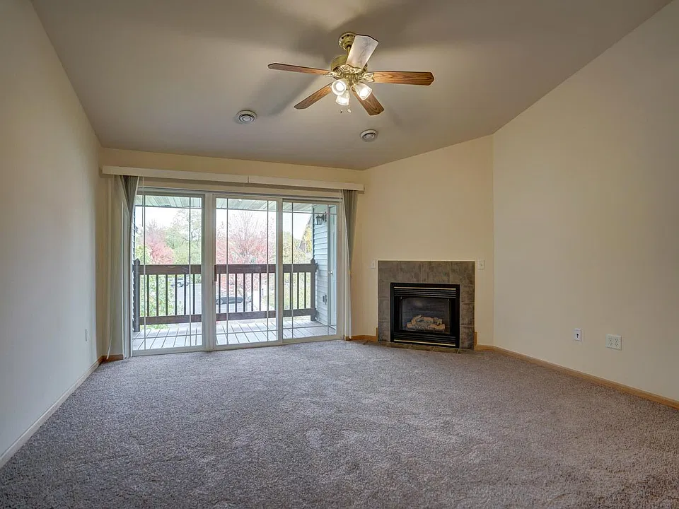 Gas FP in Living Room, Vaulted ceilings