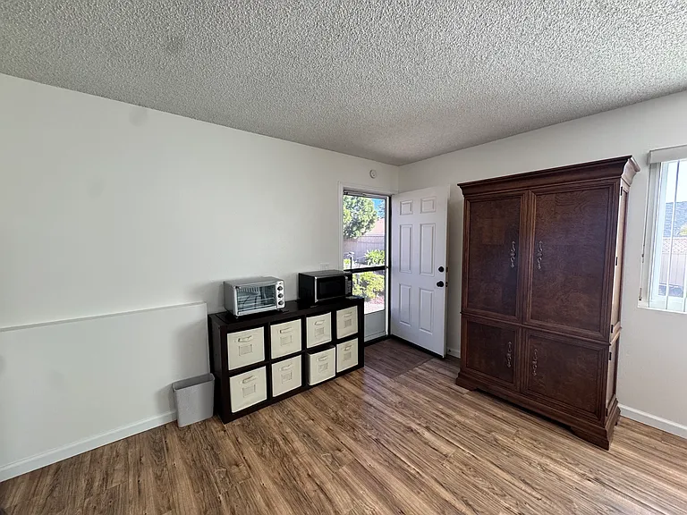 1637 Alrita St — Photo 9