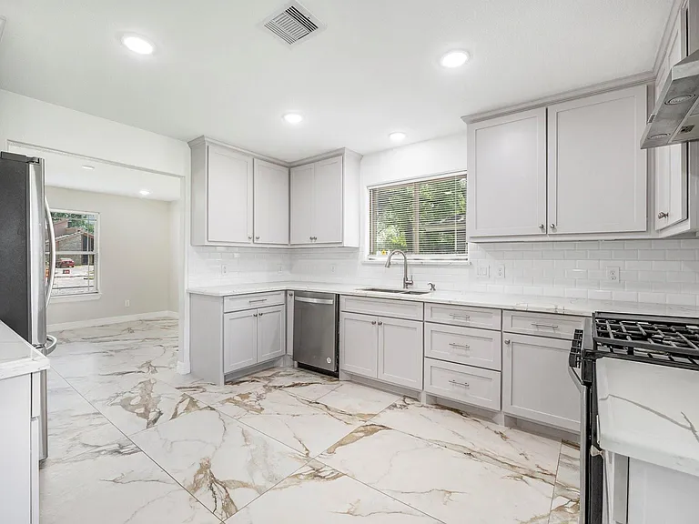 7711 Antoine Dr — Photo 12