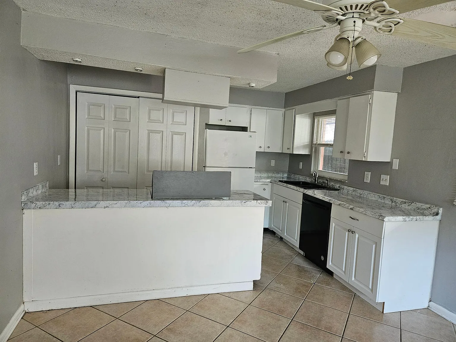 2 bed, 990 sqft, $1,700 — Photo 3
