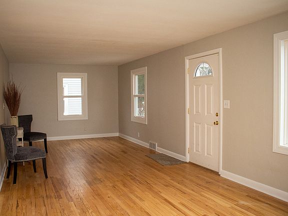 3rd image of 1015 Luther Ave