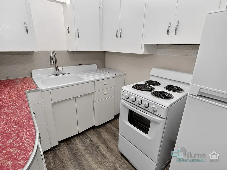 Charming Multi-Unit Living in Prime Northeast Salem Location — Photo 13