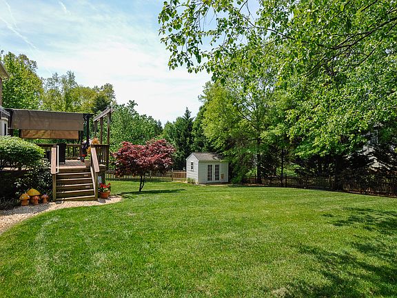 5th image of 10304 Bedford Ct