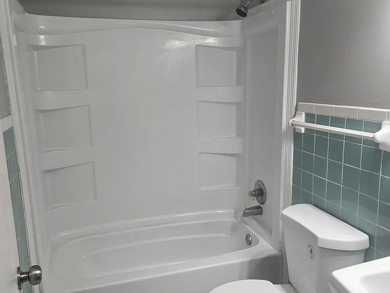 21 Charlemagne Blvd — Photo 5