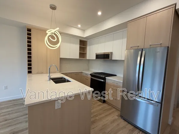 630 Boynton Pl #210, Kelowna, BC V1V 3B8