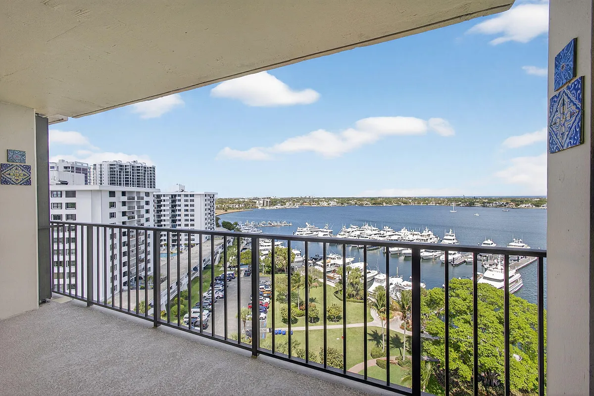Building Photo - 134 Lakeshore Dr #T13