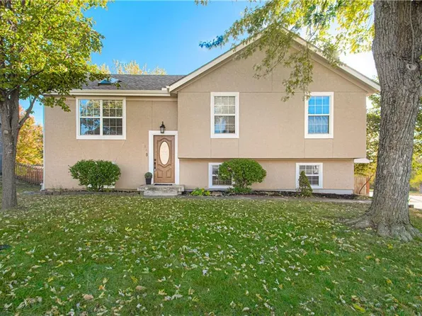 731 S Deerfield Dr, Bonner Springs, KS 66012